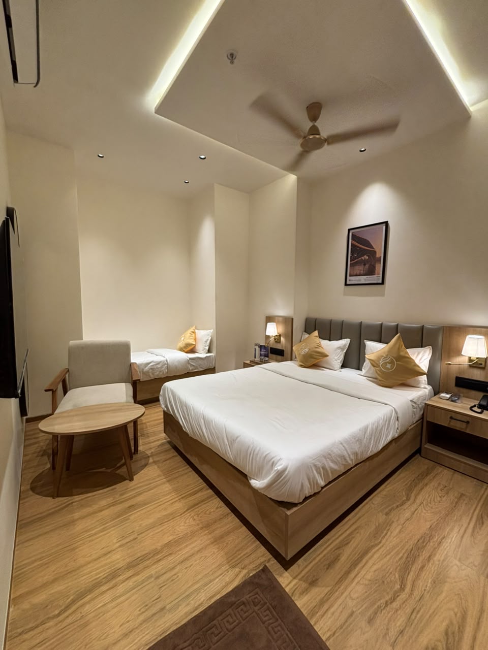DELUXE FAMILY ROOM