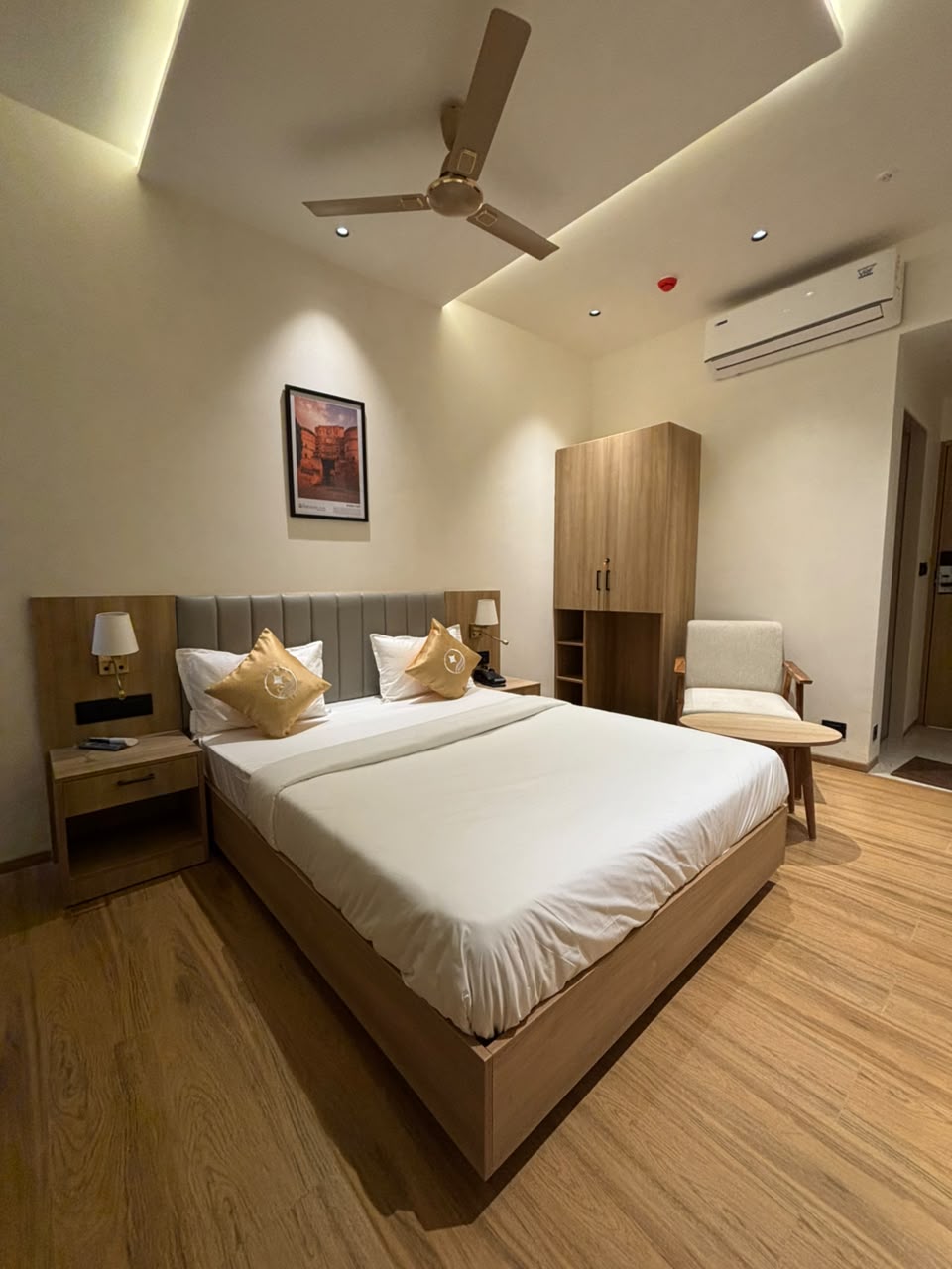 DELUXE ROOM